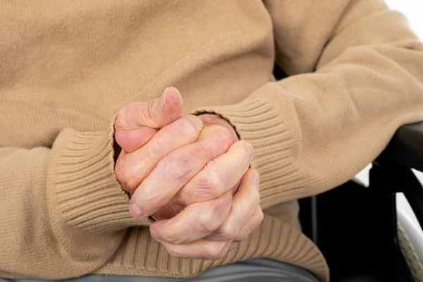 Ancianos estrechando manos — Foto de Stock