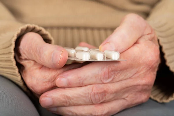 Ältere Hände mit Tabletten — Stockfoto