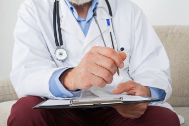 Ofiste erkek doktor