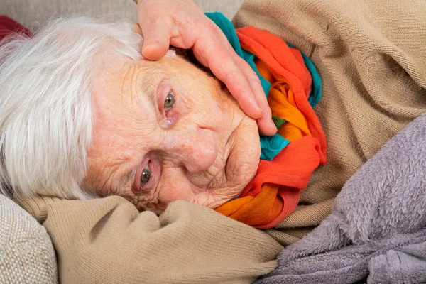 Betreutes Wohnen - traurige alte Frau — Stockfoto