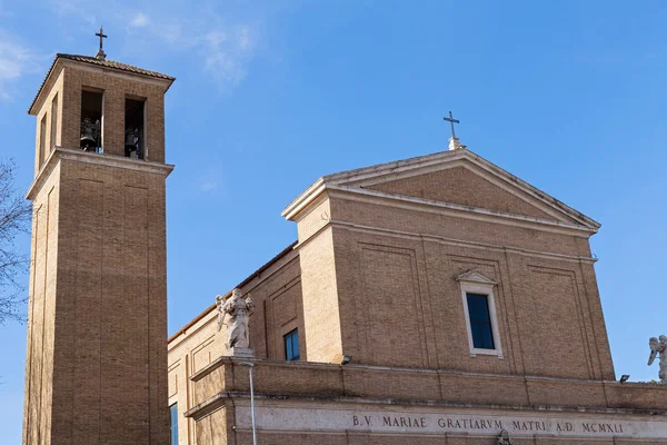 Facciata del bellissimo edificio — Foto Stock