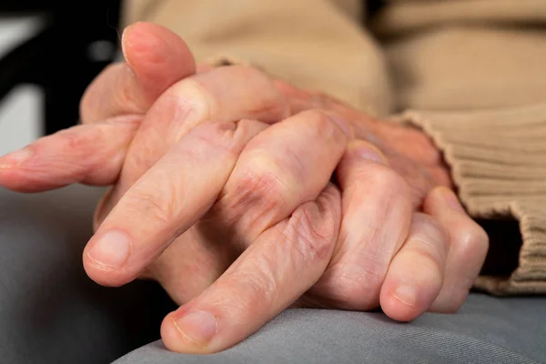 Ancianos estrechando manos — Foto de Stock