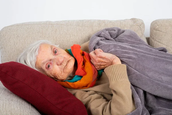 Old lady lying on the couch — Stock Photo, Image