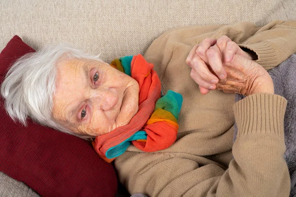 Vieja acostada en el sofá —  Fotos de Stock