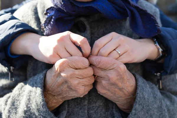 Holding haands - amor, afecto, ayuda —  Fotos de Stock