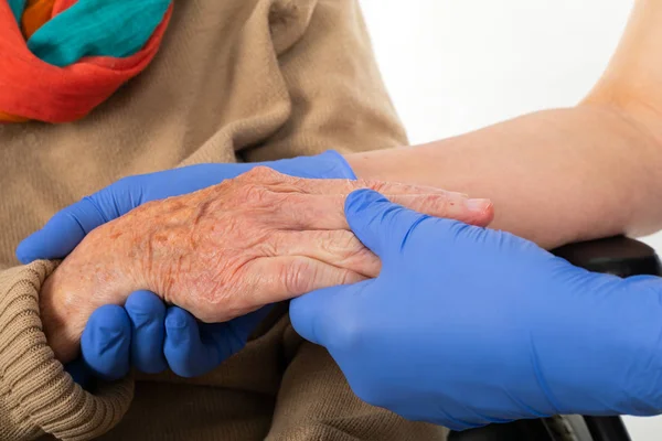 Nurse holding disabled woman's hands — Stock Photo, Image