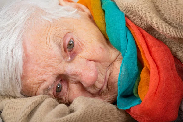 बूढ़ी महिला सोफे पर पड़ी — स्टॉक फ़ोटो, इमेज