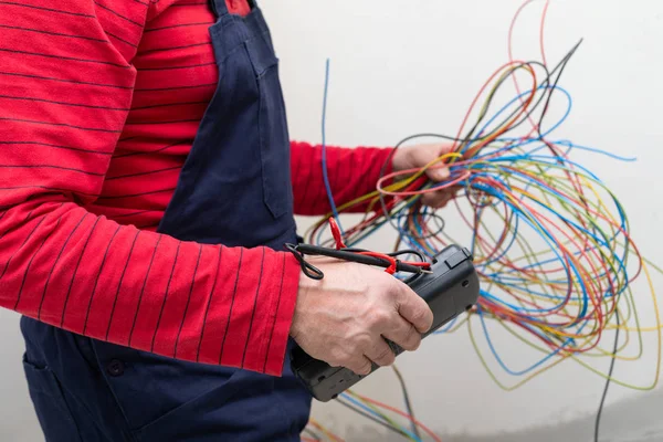Repairman holding electric wires — Stock Photo, Image