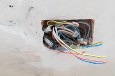 Duvarda elektrik prizleri