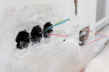 Duvarda elektrik prizleri