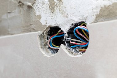 Duvarda elektrik prizleri