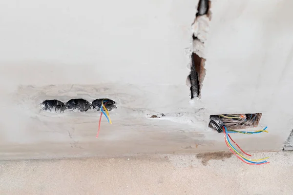 Электрические провода на стене — стоковое фото