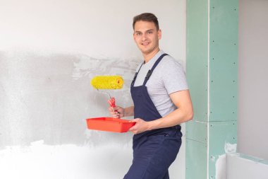 İşçi duvarlar boyama