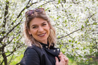 Çekici genç kadın açık, Bahar