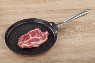 Yapışmaz tavada domuz eti