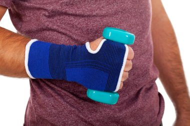 Elinde dambıl tutan genç adam.