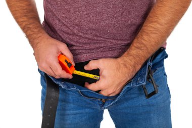 Testislerini tutan genç adam