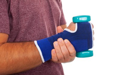 Elinde dambıl tutan genç adam.