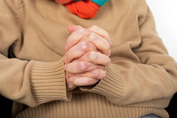 Anziani che stringono la mano — Foto Stock