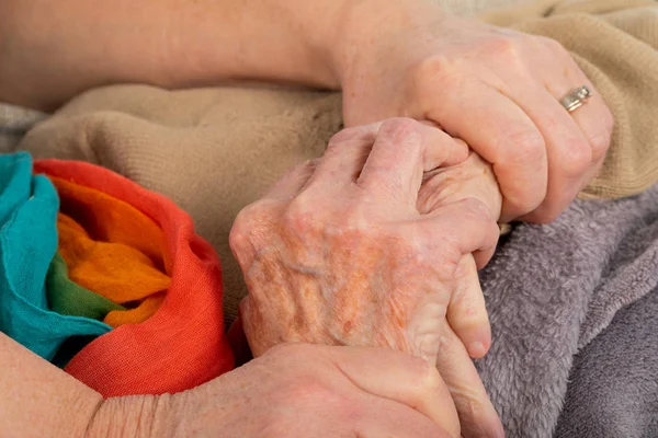 Osób starszych, drżenie rąk — Zdjęcie stockowe