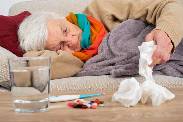 Mujer mayor con gripe —  Fotos de Stock