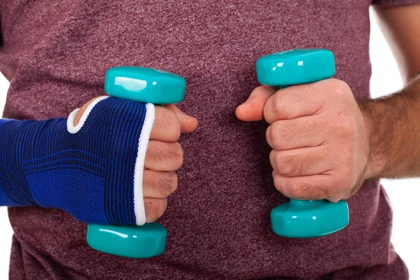 Elinde dambıl tutan genç adam.