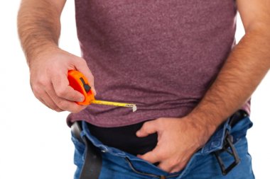 Testislerini tutan genç adam