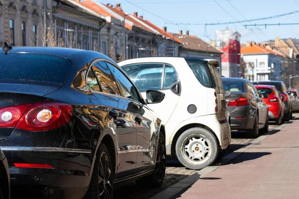 Voertuigen in de parkeerplaats van de stad Downtown — Stockfoto