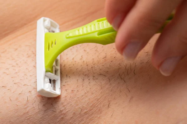 Axila peluda, afeitado con afeitadora —  Fotos de Stock