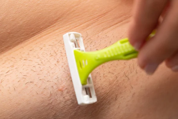 毛深い脇の下、かみそりで剃る — ストック写真