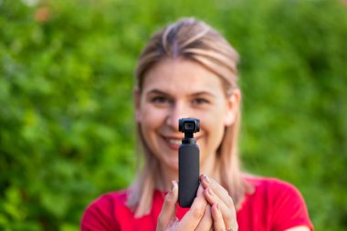 Dji Osmo Kamera tutan kadın