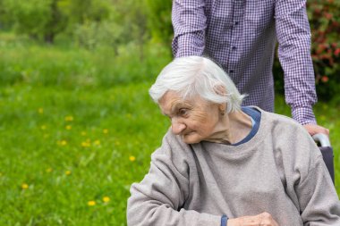 Tekerlekli sandalyeve bakıcı demans ile yaşlı kadın