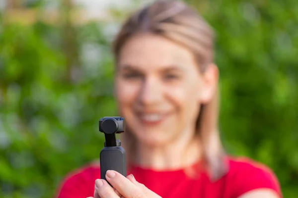 Donna che tiene DJI Osmo fotocamera — Foto Stock