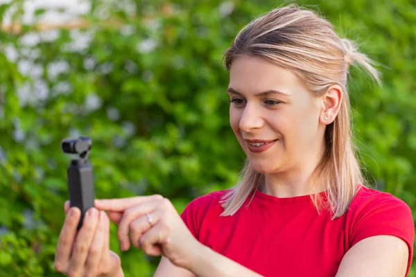 Žena, která drží fotoaparát DJI OSMO — Stock fotografie