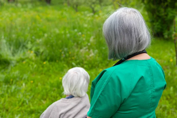 Casa di cura per anziani - passeggiata all'aperto — Foto Stock