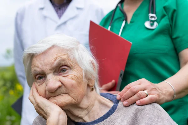 Portrait of elderly woman with dementia disease — Stock Photo, Image