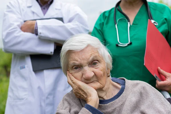 Portrait of elderly woman with dementia disease — Stock Photo, Image