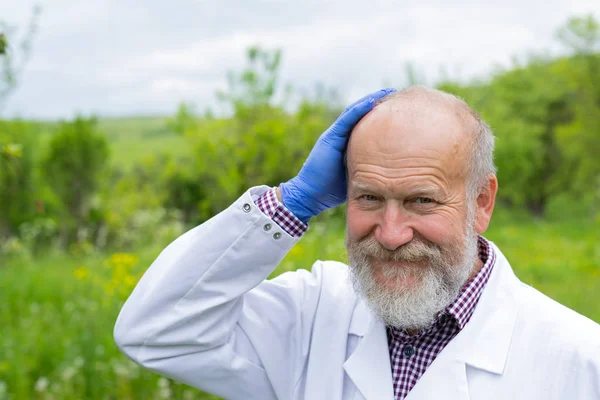 Senior physician in uniform outdoor — Stock Photo, Image