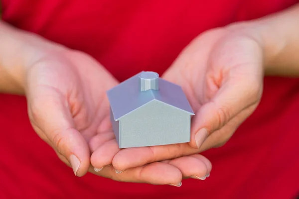 3D τυπωμένο σπίτι σε γυναικεία χέρια — Φωτογραφία Αρχείου