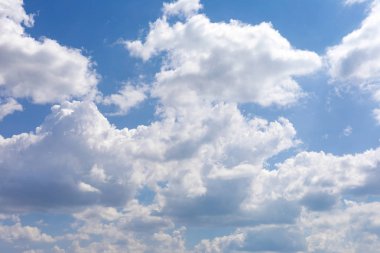 Mavi gökyüzü ve beyaz, kabarık bulutlar