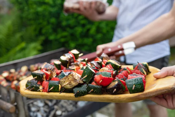 Гриль овощей на шампуре на открытом воздухе — стоковое фото