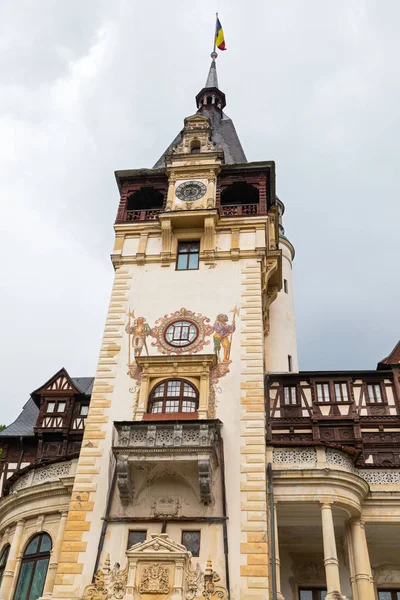 Schöne fassade von peles castle in sinaia rumänien — Stockfoto