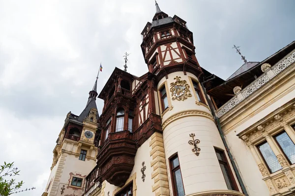 Schöne fassade von peles castle in sinaia rumänien — Stockfoto