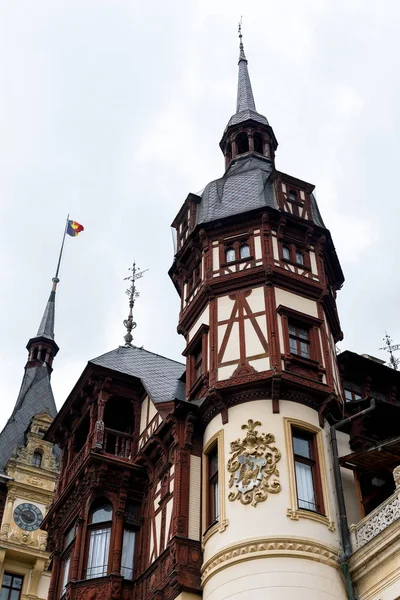 Schöne fassade von peles castle in sinaia rumänien — Stockfoto