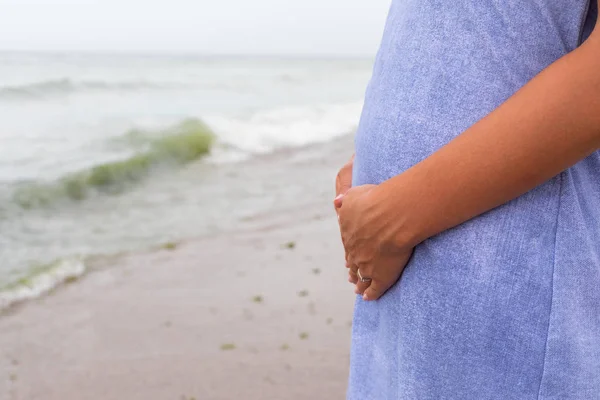 海辺で妊娠中の女性 — ストック写真