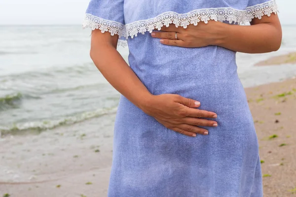 Pregnant woman at the seaside — Stock Photo, Image