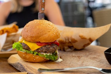 Takozlar ile lezzetli cheeseburger