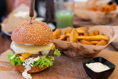 Takozlar ile lezzetli cheeseburger