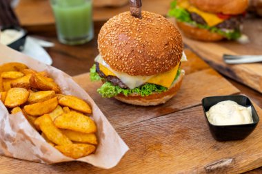 Takozlar ile lezzetli cheeseburger