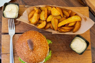 Takozlar ile lezzetli cheeseburger